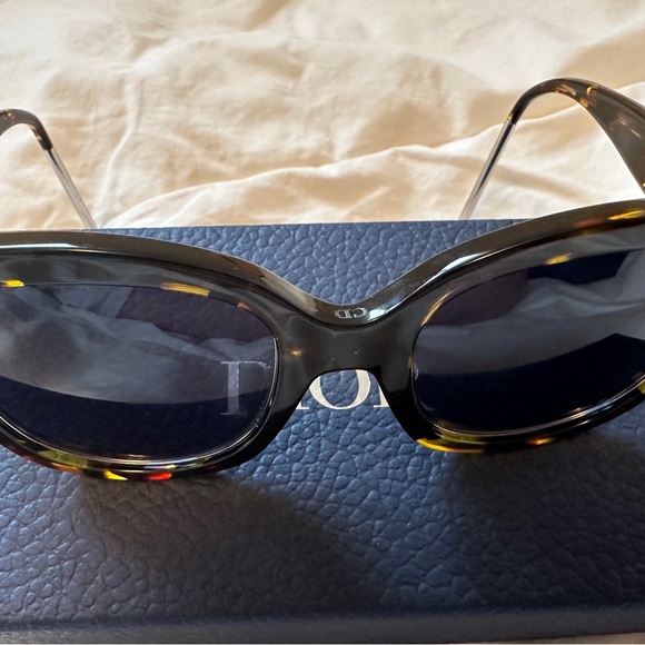 Christian Dior Women Sunglasses - Picture 3 of 4